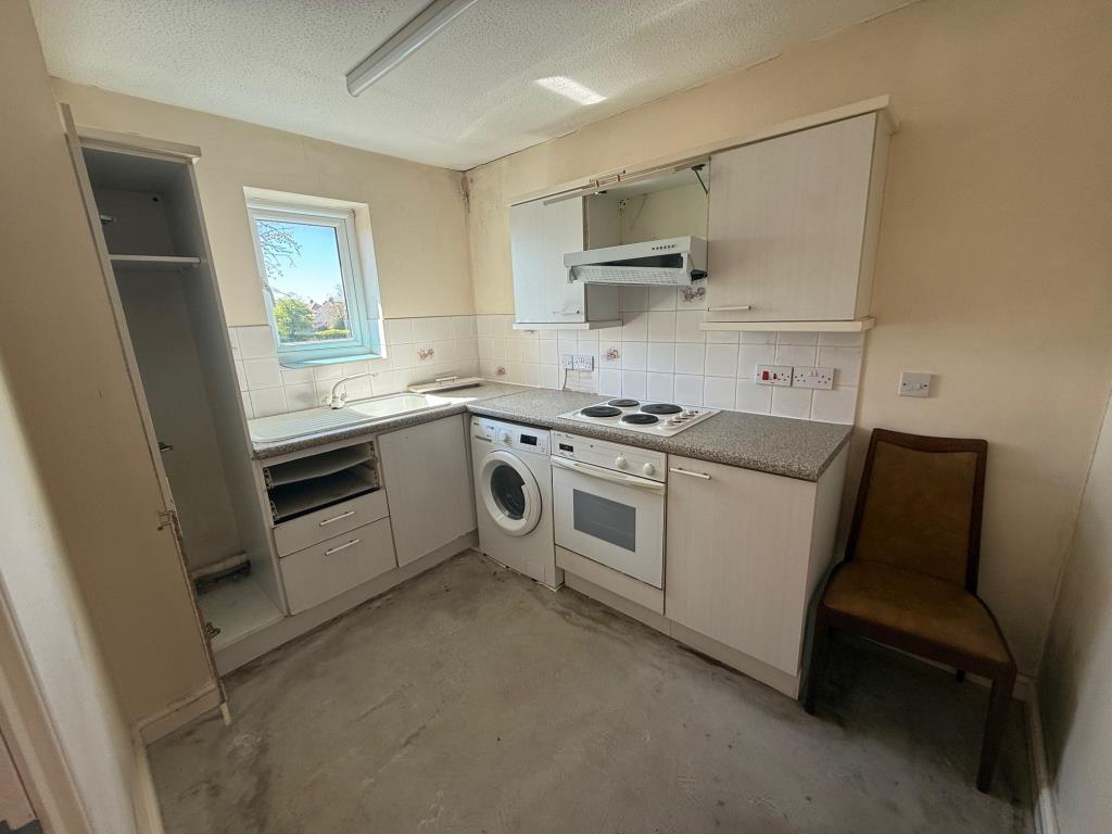 Lot: 124 - ONE-BEDROOM FLAT IN NEED OF IMPROVEMENT - Kitchen area